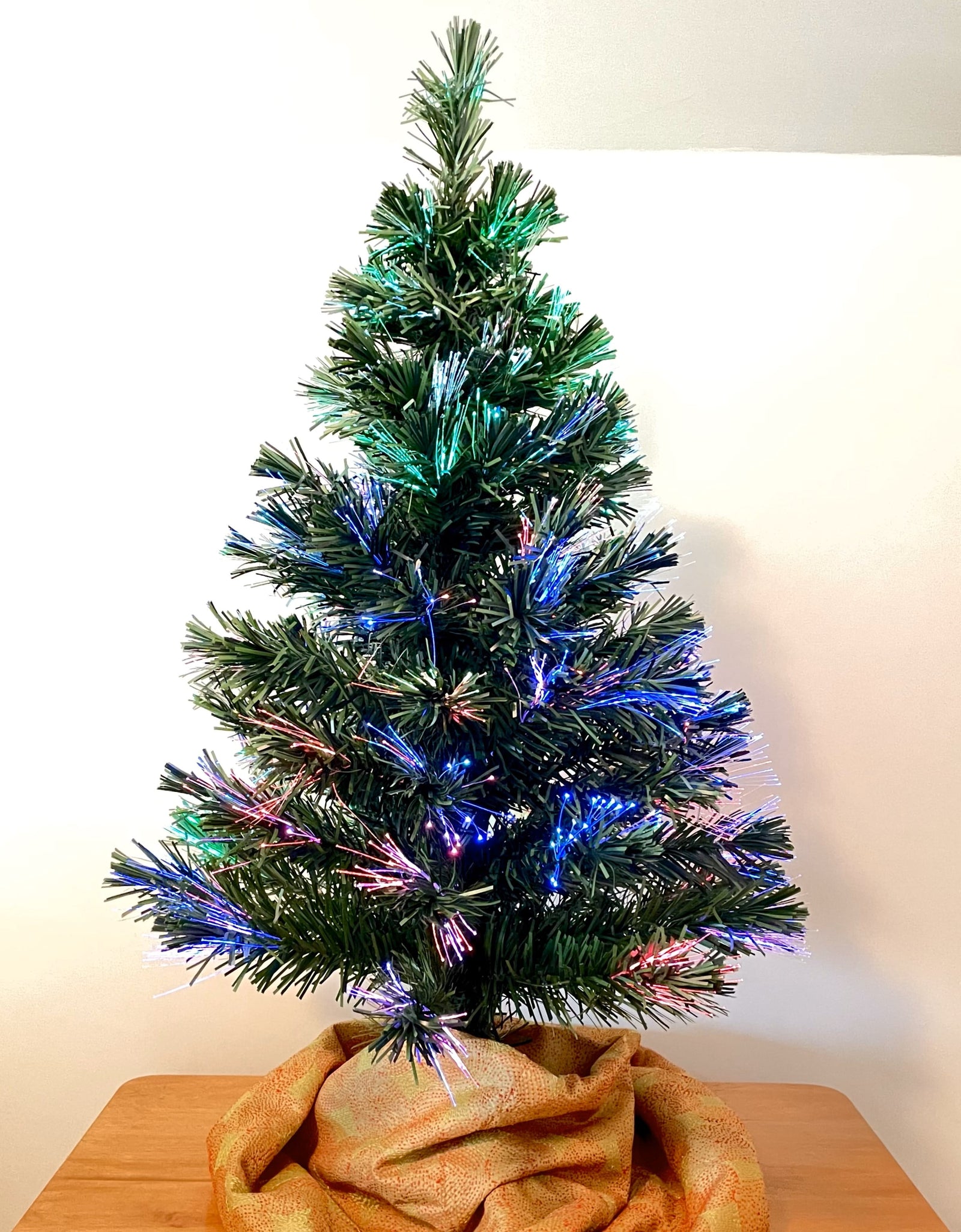 Small Pre-Lit Fiber-Optic Christmas Tree. 500 Fiber Light Tips Tabletop LED Green 32”