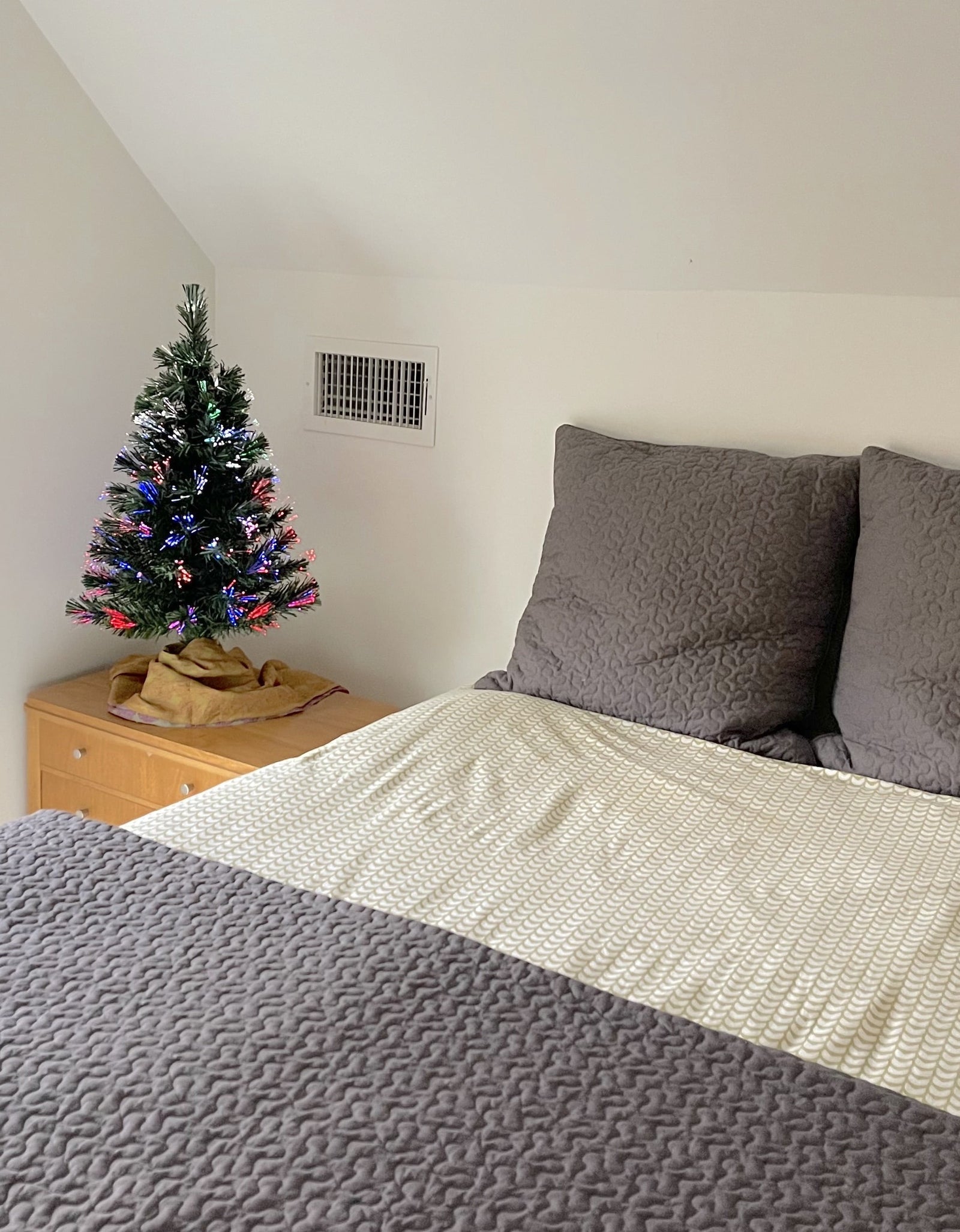 Small Pre-Lit Fiber-Optic Christmas Tree. 500 Fiber Light Tips Tabletop LED Green 32”
